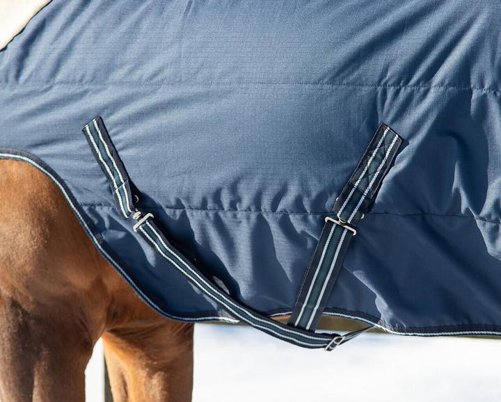 Immagine prodotto Qhp coperta da stalla per cavalli con spalle tagliate 200 g (135 cm)