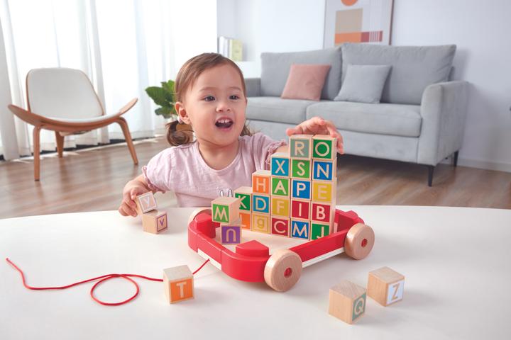 Image du produit Hape Blocs de construction de lettres dans un chariot à tirer