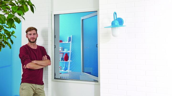 Produktbild tesa Insektenschutz Alu COMFORT für Fenster, mit Rahmen aus Aluminium, ohne Bohren (100 x 120 cm)