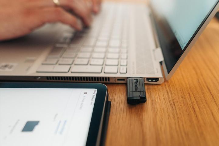 Produktbild Verbatim PinStripe (8 GB, USB 2.0, USB-A)