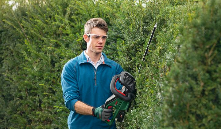 Productafbeelding Bosch Home & Garden Accu heggenschaar - Universal HedgeCut 18V-55 ( Inclusief batterij en oplader ) (Draadloze heggenschaar)