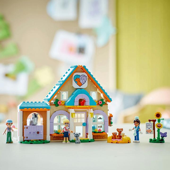 Actual product image LEGO Tierarztpraxis für Pferde und Haustiere (42651, LEGO Friends)