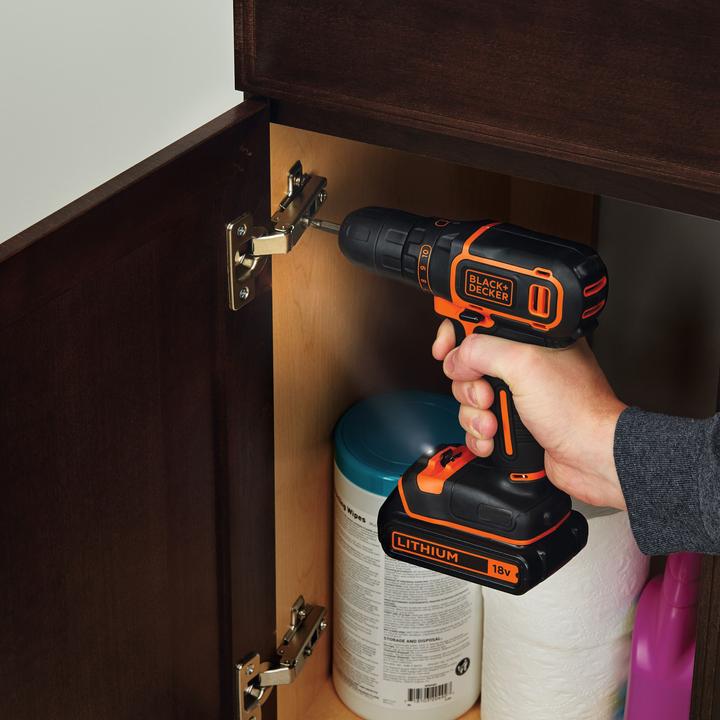 Image du produit Black & Decker BLACK+DECKER BDCDC18B-QW Machine d'intérieur à batterie - 18V - incl. chargeur et 2 accus (Fonctionnement sur batterie)