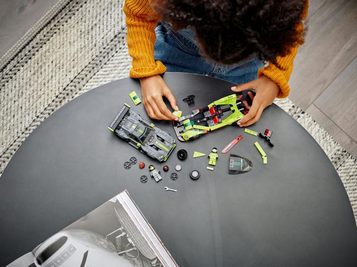 Productafbeelding LEGO Aston Martin Valkyrie AMR Pro & Aston Martin Vantage GT3 (76910, LEGO Snelheidskampioenen)