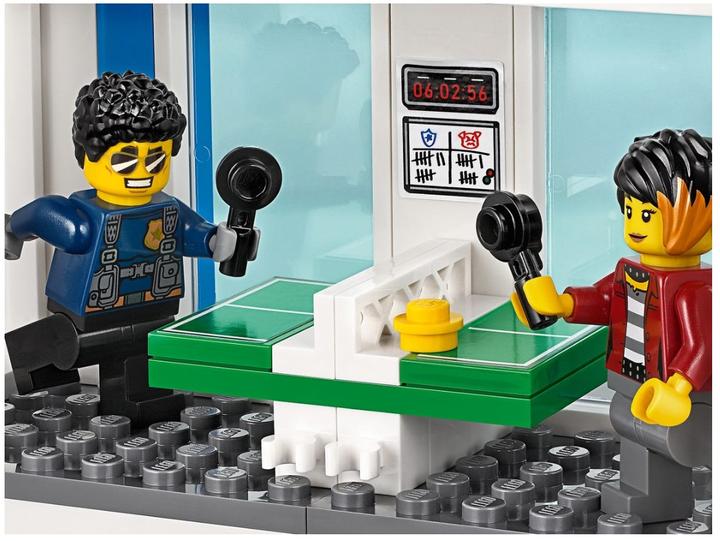Actual product image LEGO Police Station (60246, LEGO City)