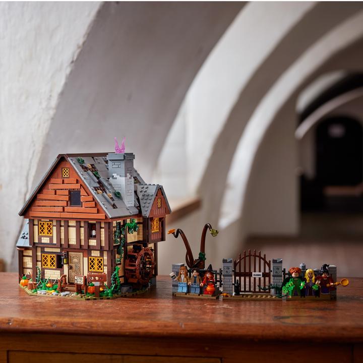 Image du produit LEGO Disney Hocus Pocus: The Sanderson Sisters' Cottage (21341, LEGO Ideas, LEGO difficiles à trouver)