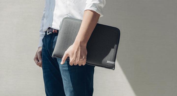 Produktbild Moshi Pluma Laptop Sleeve for MacBook Pro/Air 13" (2020) - Herringbone Gray (13", Apple)