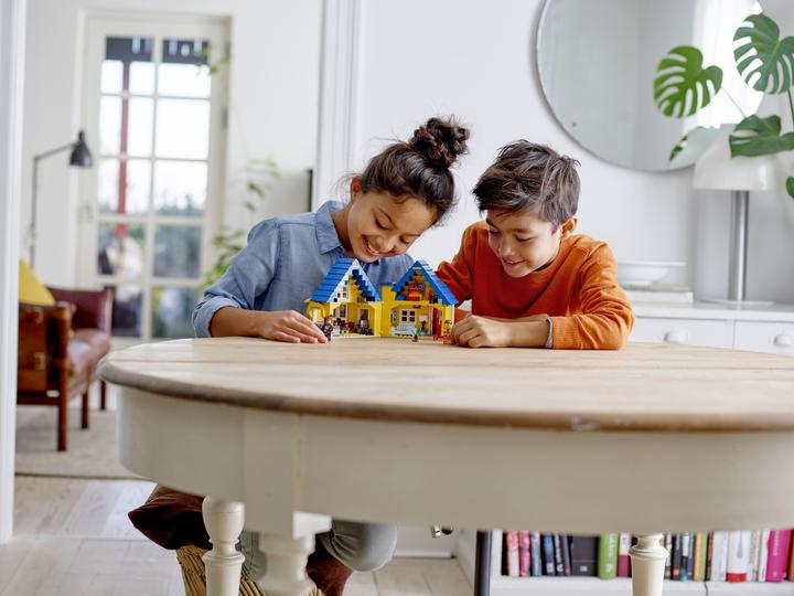 Actual product image LEGO Emmet's Dream House/Rescue Rocket (70831)