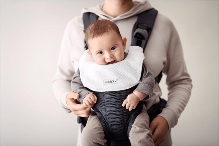 Produktbild BabyBjörn Lätzchen für die Harmony Trage (4 Monate)