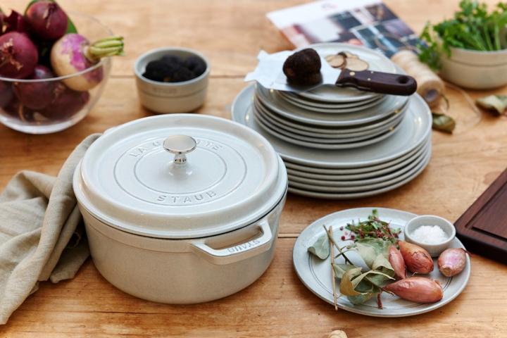Actual product image Staub Round Cocotte (28 cm, Casserole + Stewpot, Cast iron)