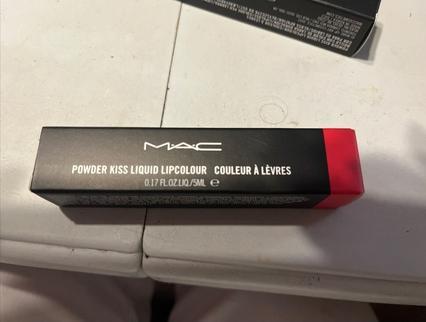 Image du produit MAC Cosmetics Powder Kiss Liquid Lipcolour (Billion $ Smile)