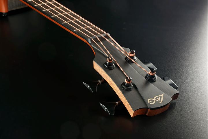 Immagine prodotto Lâg Guitars Sauvage Bce (Basso acustico, Legno di cirmolo marrone (tastiera), Brankowood pallido (Top), Finitura a sega grezza in eucalipto affumicato (retro e lato), Khaya (Collo), Brankowood nero (Ponte))