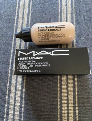 Immagine prodotto MAC Cosmetics Studio Radiance Face And Body Radiant Sheer Foundation (N2)