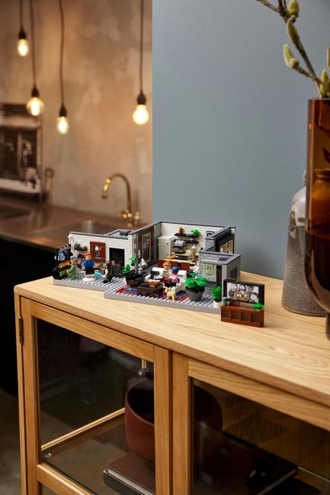Produktbild LEGO Queer Eye - The Fab 5 Loftas (10291) (10291, LEGO Creator Expert, LEGO Seltene Sets)