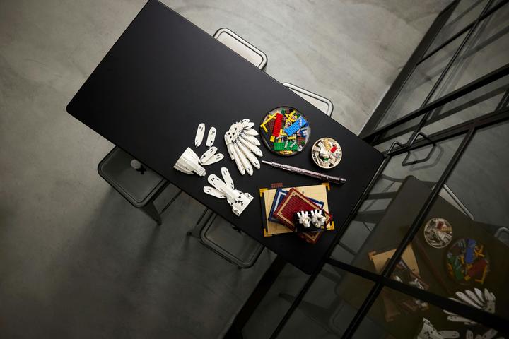 Actual product image LEGO Hogwarts Icons - Collector's Edition (76391, LEGO Harry Potter, LEGO Rare Sets)