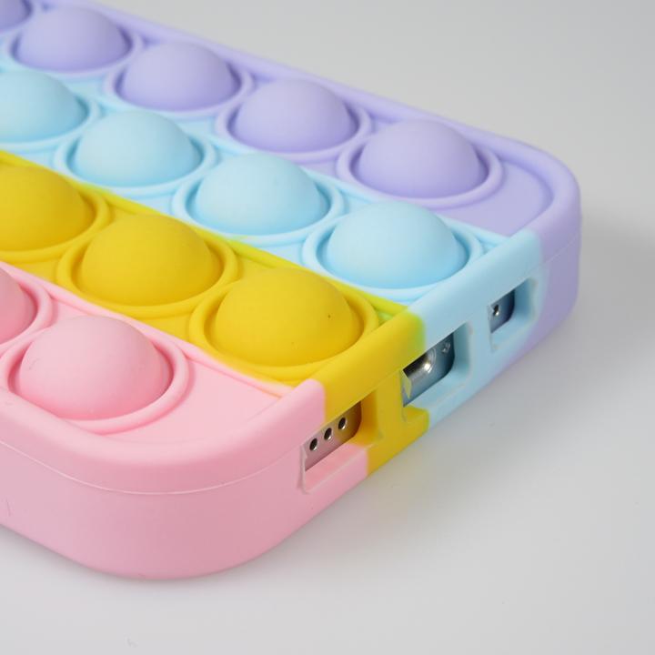 Immagine prodotto PhoneLook Manica in silicone bolle antistress arcobaleno (Apple iPhone 13)