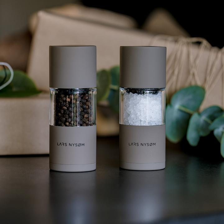 Actual product image Lars Nysøm Salt & pepper mill set Sjael (Nutmeg, Sea salt, Pepper, Various spices, Herbs, Chili, Salt)