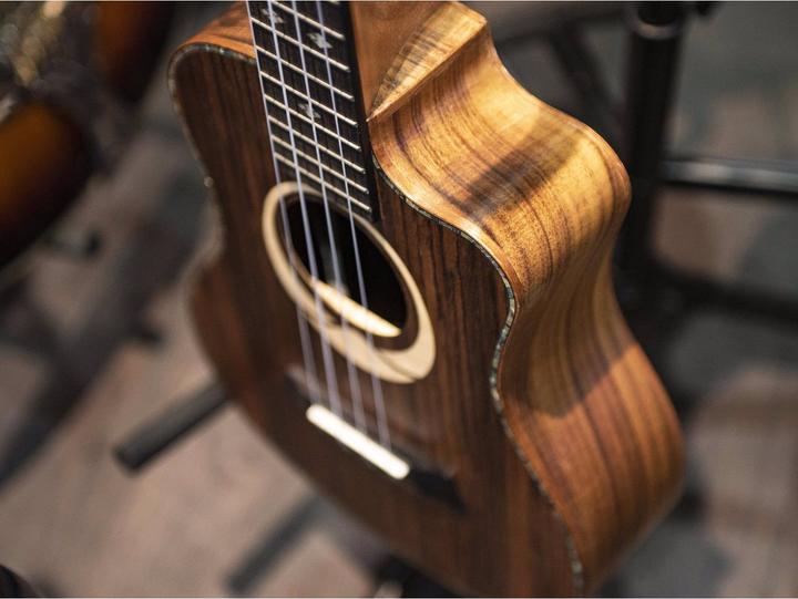 Actual product image Dimavery UK-200 tenor ukulele, koa (Tenor, Adults)