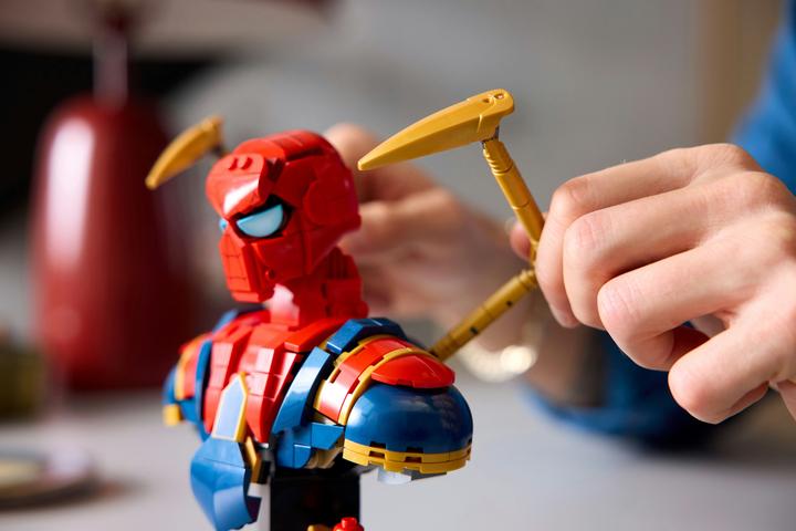 Actual product image LEGO Iron Spider-Man bust (76326, LEGO Marvel)