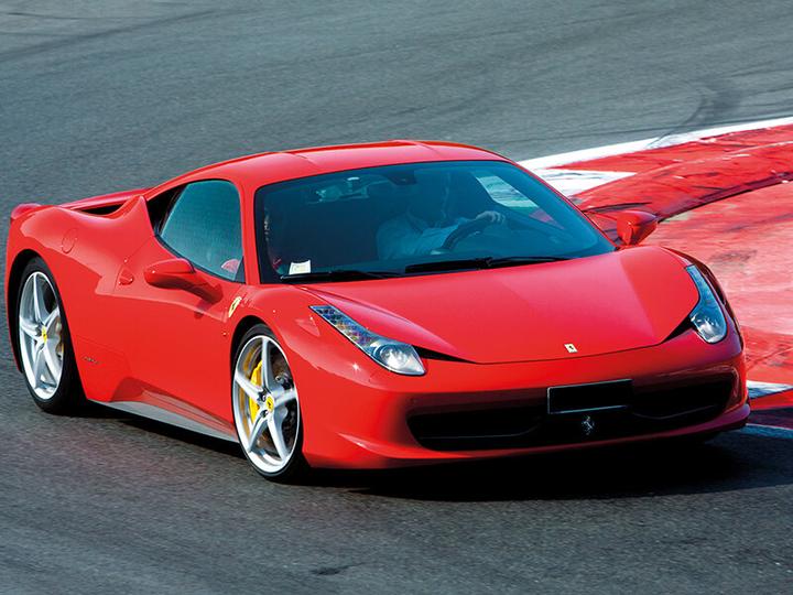 Produktbild Smartbox Adrenalinkick: 2 Runden in einem Ferrari F458 Italia auf der Rennstrecke von Cremona (1 Pers.)