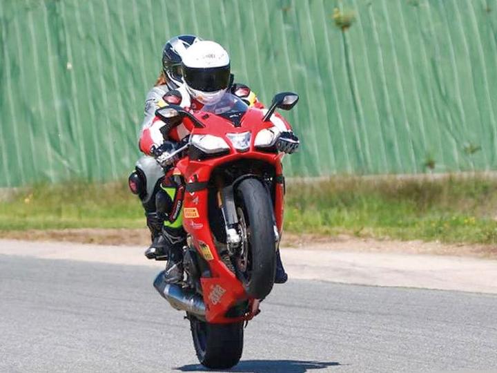 Produktbild Smartbox Einstiegsfahrt mit dem Motorrad oder Sportwagen auf der Rennstrecke von Magny-Cours (1 Pers.)