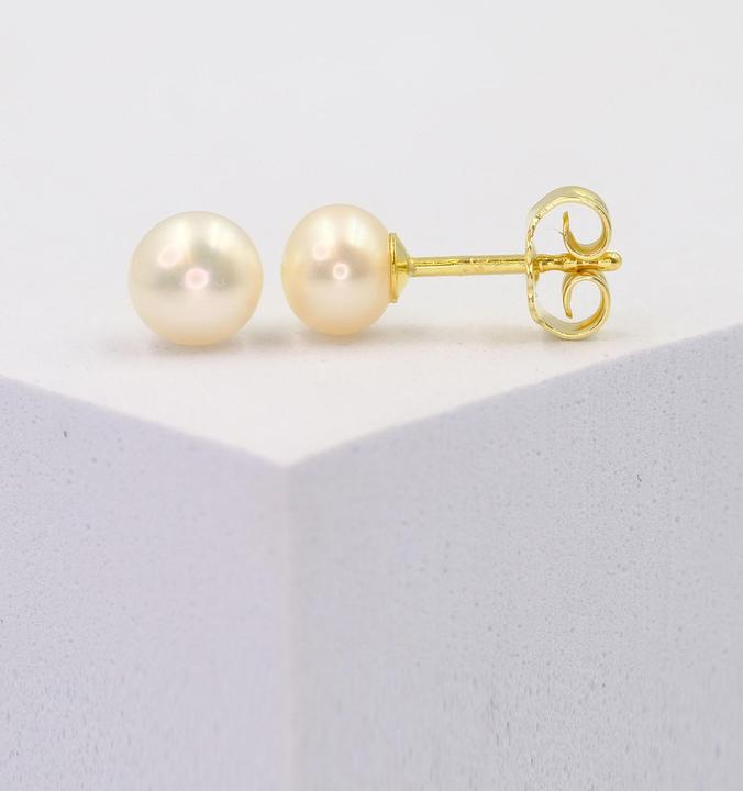 Actual product image Muau Stud earrings yellow gold 750 freshwater pearl 5.5-6mm (750/18K yellow gold)