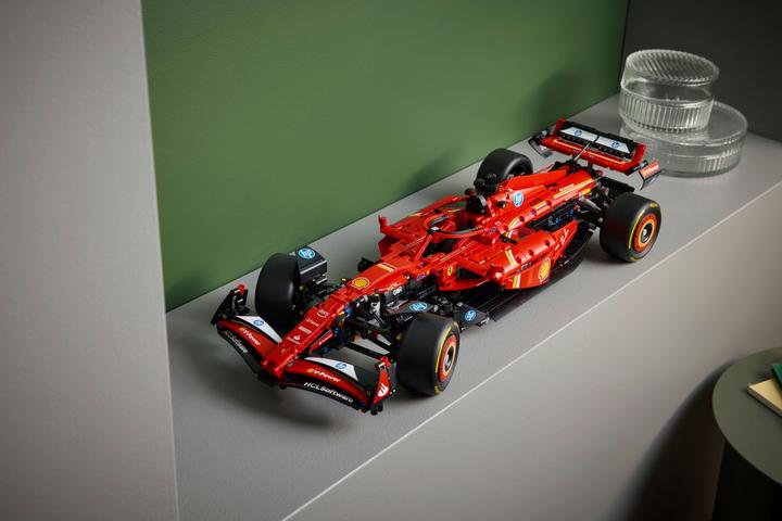 Actual product image LEGO Ferrari SF-24 F1 Rennauto (42207, LEGO Technic)