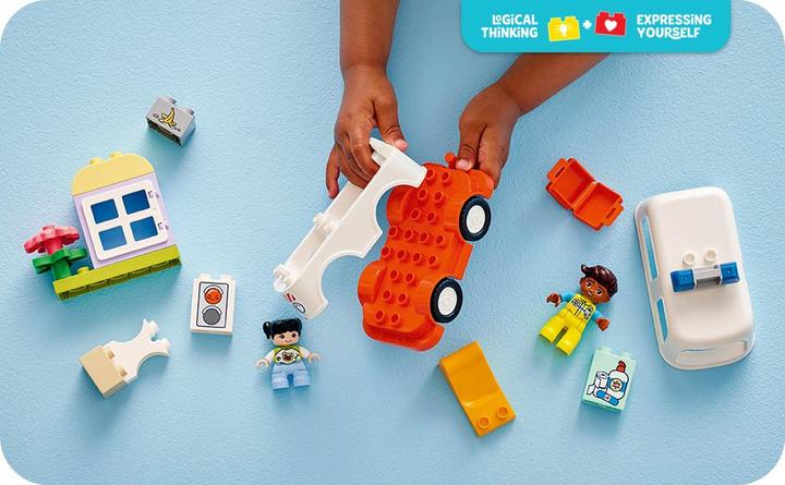 Actual product image LEGO Rettungswagen mit Fahrer (10447)