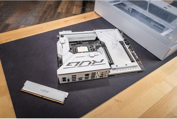 Actual product image Crucial Pro DDR5-6000 Kit 32GB 2x16GB UDIMM white Overclocking (2 x 16GB, 6000 MHz, DDR5 RAM, U-DIMM)