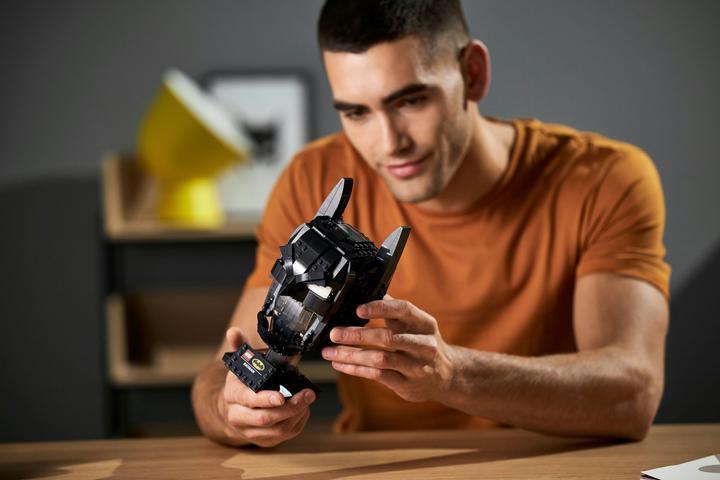 Actual product image LEGO Batman helmet (76182, LEGO DC)
