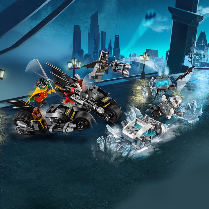 Image du produit LEGO Duel Batcycle avec Mr. Freeze (76118, LEGO DC)