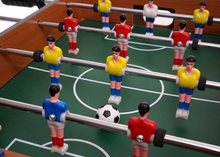 Produktbild Swisshandel24 Mini Fussballkicker, Tischspiel Tischkicker inklusive Zubehör, Holz 51x31x10cm