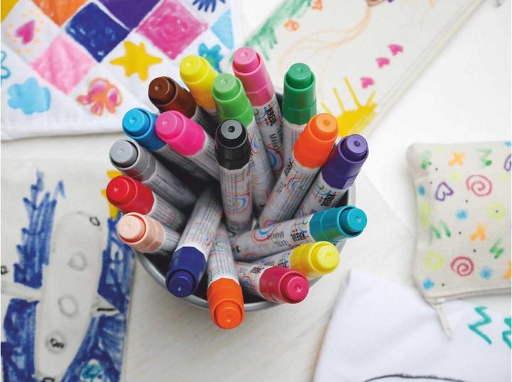 Immagine prodotto Kreul Pennarello tessile medio Junior Set di 18 (Arancia, Giallo, Rosa neon, Arancione neon, Giallo neon, Verde, Blu, Pink, Rosa pallido, Grigio, Nero, Rosso, Verde chiaro, Turchese, Marrone, Cremisi, Blu chiaro, 4 mm, 18 x)