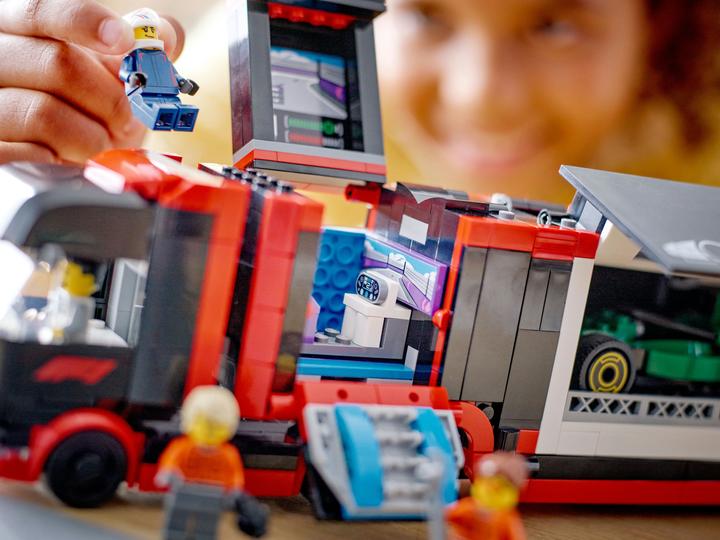 Produktbild LEGO F1 Transporter mit RB20 & AMR24 F1 Rennautos (60445, LEGO City)