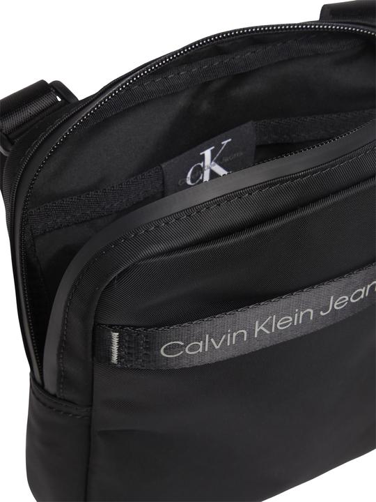 Actual product image Calvin Klein Jeans Men's Shoulder Bag Ultralight Reporter Klein Jeans, Black (Black), One Size (100% Recycled Polyester)