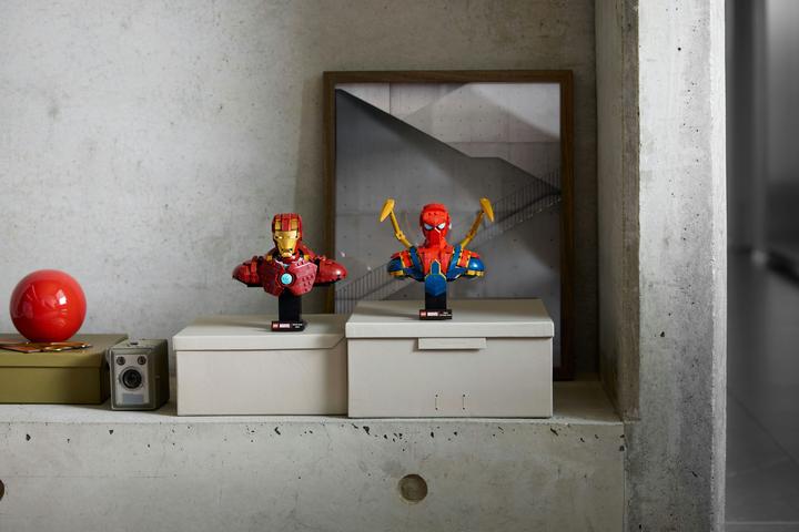 Actual product image LEGO Iron Spider-Man bust (76326, LEGO Marvel)