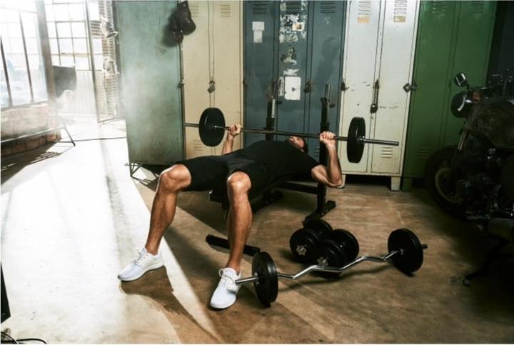 Actual product image Gorilla Sports Hantelbank mit Ablage und Hantelset