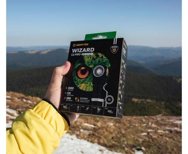 Produktbild ArmyTek Wizard C2 Pro v4 Magnet USB+ABM01+18650 / XHP50.2 White / 2500 lm / TIR 70°:120° / 1x1865... (11.20 cm, 2500 lm)
