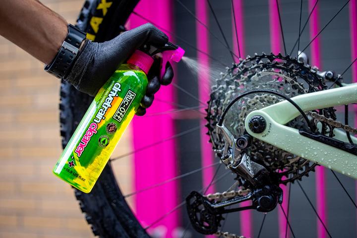 Actual product image Muc-Off Ultimate Bicycle Kit (1800 ml, Bicycle cleaner, Chain cleaner, Universal Lubricant, Sponge, Care set)