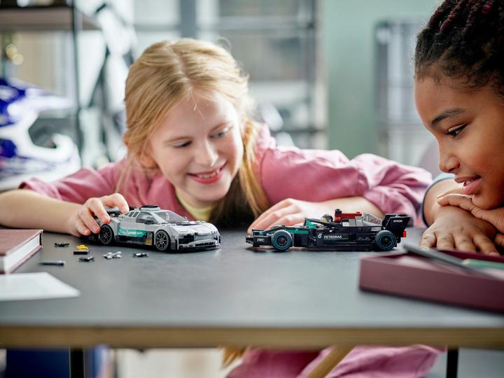 Produktbild LEGO Mercedes-AMG F1 W12 E Performance & Mercedes-AMG Project One (76909, LEGO Speed Champions)