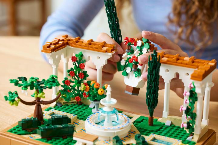 Produktbild LEGO Springbrunnen Garten (10359, LEGO Icons)