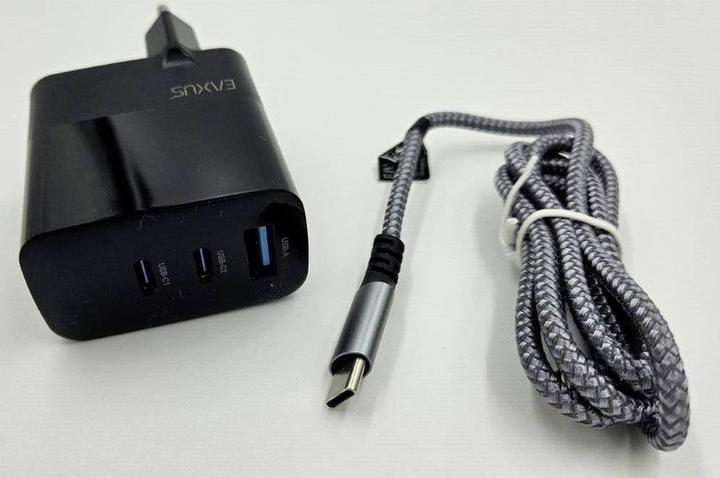 Produktbild Eaxus USB Ladegerät mit Ladekabel, 3 Ports, 2x Typ-C & 1x Typ-A, 65 Watt, schwarz (65 W)
