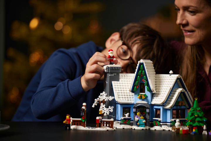 Actual product image LEGO Visit of Santa Claus (10293, LEGO Creator Expert, LEGO Rare Sets)