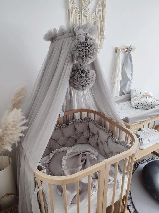 Produktbild Baby-Nest Betthimmel Tüll Grau mit 2 Pompons