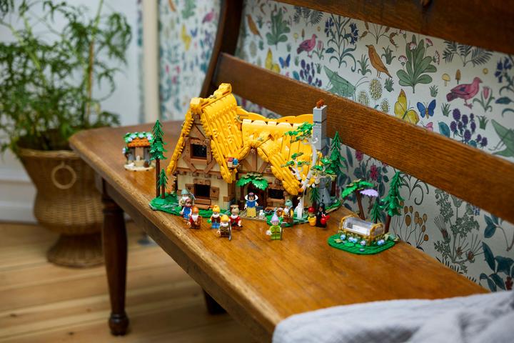 Immagine prodotto LEGO La capanna di Biancaneve e i sette nani (43242, LEGO Disney)