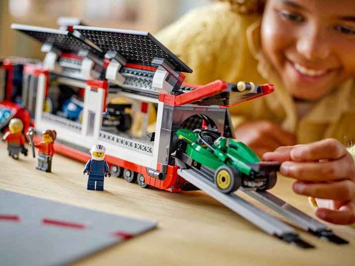 Produktbild LEGO F1 Transporter mit RB20 & AMR24 F1 Rennautos (60445, LEGO City)
