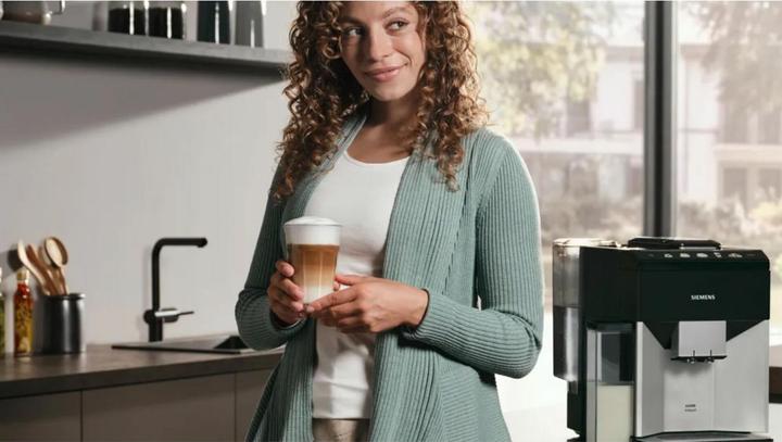 Actual product image Siemens Fully automatic coffee maker, EQ500 integral, Daylight silver, piano lacquer black, TQ513D01 (CH plug)