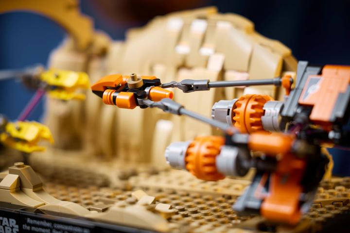 Actual product image LEGO Pod racing in Mos Espa - Diorama (75380, LEGO Star Wars)
