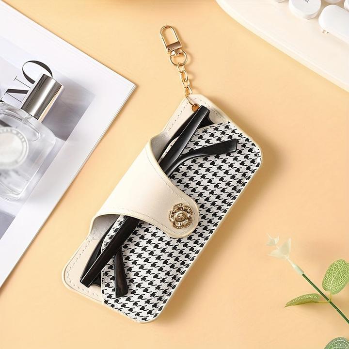 Produktbild Only-Bags.Store Einfaches Brillenetui aus PU-Leder mit Kette - modernes und minimalistisches Design für Tragbarkeit