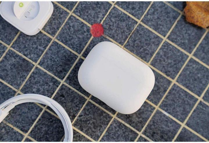 Actual product image Tech-Protect Icon Apple Airpods Pro 1 / 2 Black (Headphone bag)